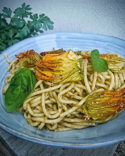 Linguine au pesto et fleurs de courgette au sésame