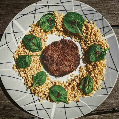 Steak végétal, blé aux épinards et au safran