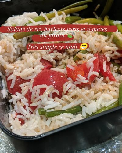 Salade de riz, haricots verts et tomates du jardin