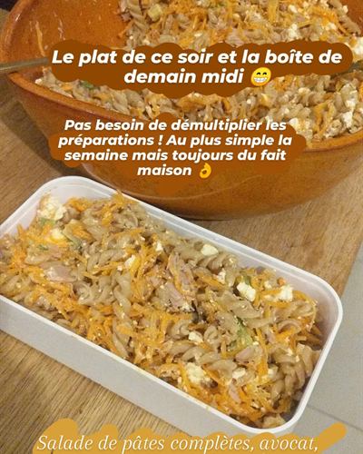 Salade de pâtes complètes, thon, avocat, carottes et feta