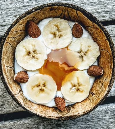Summer bowl fromage blanc, banane et amandes au miel
