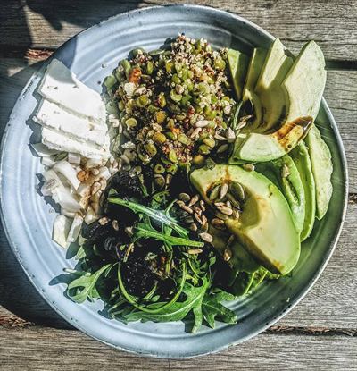 Bowl tout vert : quinoa, pois cassés, avocat et feta