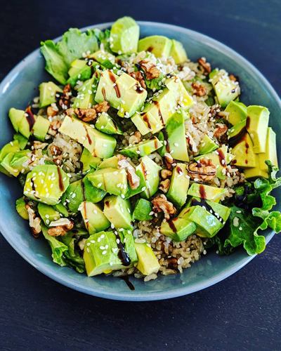 Salade d'avocat, riz complet et noix