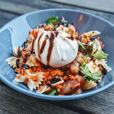 Salade de farfalle, carottes râpées et mozza au basilic