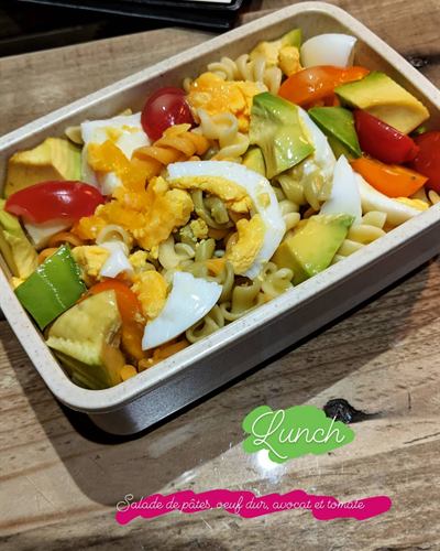 Salade de pâtes, œuf dur, avocat et tomate