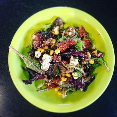 Salade soleil aux tomates séchées, feta et maïs