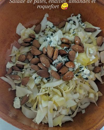 Salade de pâtes, endives, amandes et roquefort