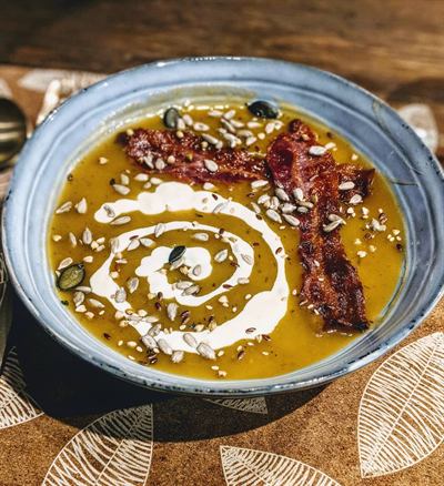Soupe potiron-pomme de terre, lard grillé et crème au bleu