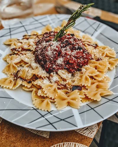 Farfalle à la tomate, romarin et thym