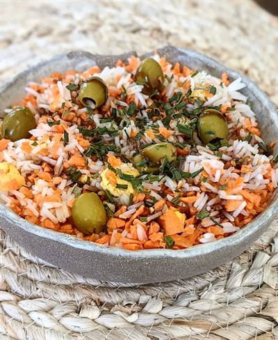 Salade de riz, carottes râpées, œuf dur et olives
