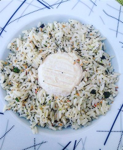 Riz au safran, pavot, sésame et citron vert, crottin de Chavignol