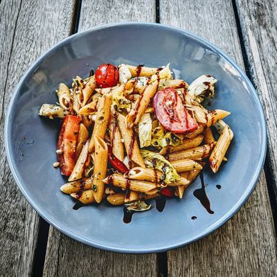 Salade de penne aux tomates du jardin et au bleu