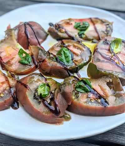 Tomates noires, basilic du jardin, sel et huile d'olive
