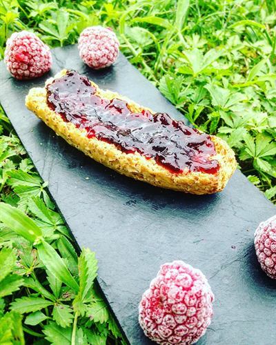 Petit-déjeuner pétales suédois complets, confiture et framboises