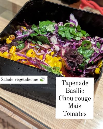 Salade végétalienne chou rouge, maïs, tomates et tapenade