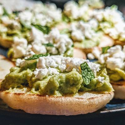 Un apéritif sain : Blinis avocat feta menthe