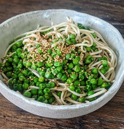Nouilles de riz aux petits pois, sésame doré et sauce soja