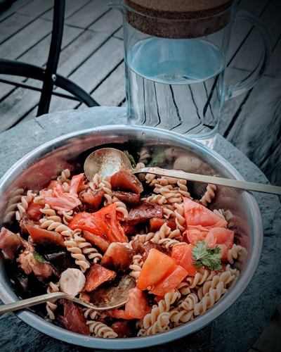 Salade de pâtes complètes, tomates côtelées et mozzarella