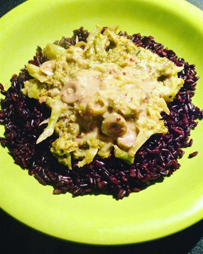 Riz noir accompagné d'une sauce aux brocolis, olives vertes et parmesan