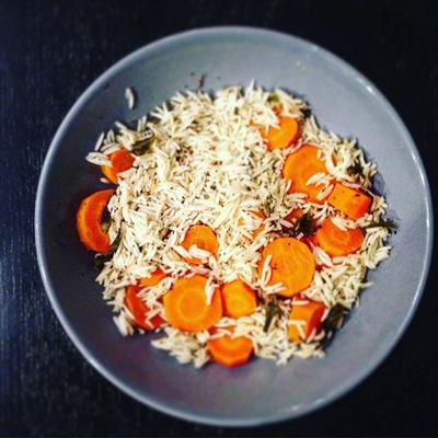 Riz basmati au thé vert à la menthe et carottes vapeur