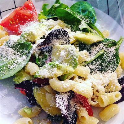 Salade de pâtes, avocat et parmesan