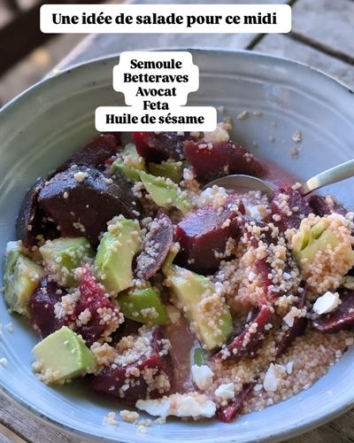 Salade de semoule, betteraves, avocat, feta et sésame