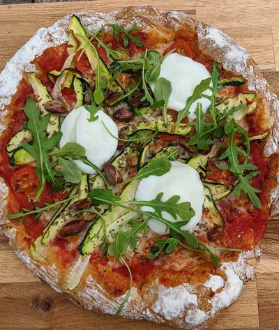 Pizza roquette, mozzarella di bufala, pistaches et courgettes
