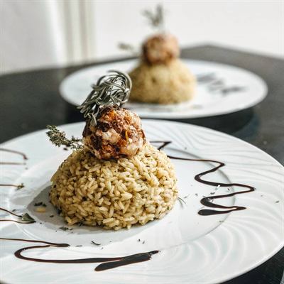 Riz aux épices et sphère chèvre-tomates séchées