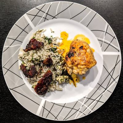 Poulet épicé farci aux tomates et riz aux tomates séchées