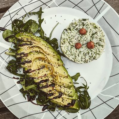Riz à la menthe, avocat, roquette et noisettes