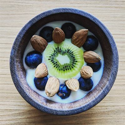 Breakfast bowl fromage blanc, kiwi, myrtilles et amandes