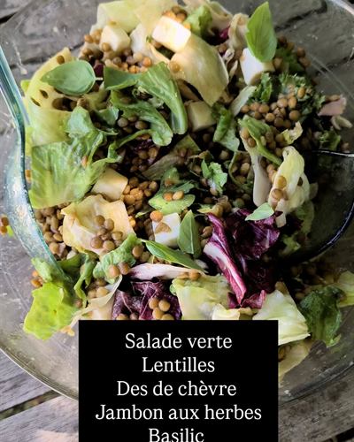Salade verte, lentilles, chèvre et jambon aux herbes