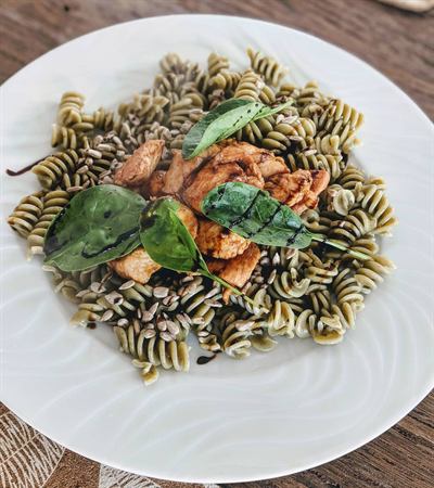 Tortis aux orties, poulet vanille-paprika et pousses d'épinards