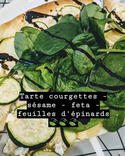 Tarte courgettes, feta, sésame et épinards