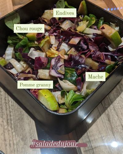 Salade mâche, chou rouge, pomme Granny et falafels