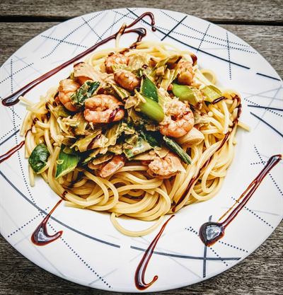 Spaghetti aux crevettes, poireaux et sauce soja au sésame