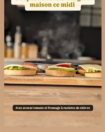 Burger maison avocat, tomate et raclette de chèvre