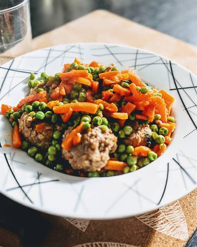 Boulettes de bœuf, petits pois et carottes au soja
