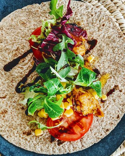 Wrap au blé complet, aiguillettes végétales et crudités
