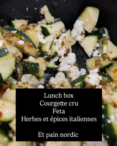 Lunch box courgette crue, feta, herbes italiennes et pain nordique