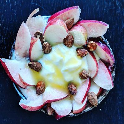 Pétales de nectarine au fromage blanc, amandes et miel