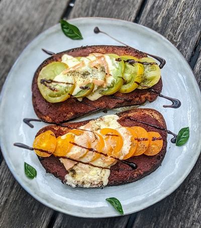 Bruschetta tomates séchées, tomates de couleur et reblochon