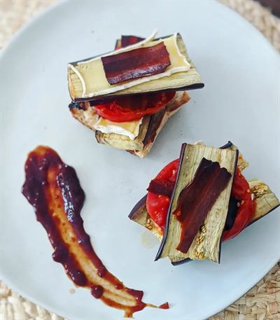 Millefeuille végétalien d'aubergine, sauce barbecue