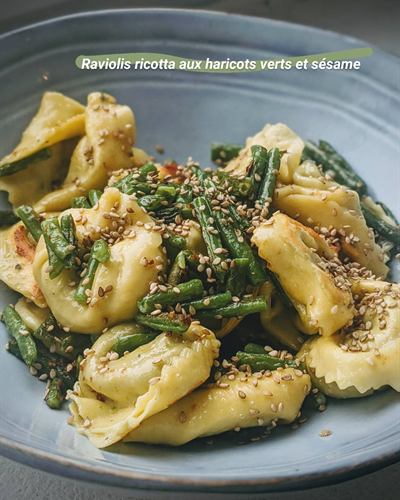 Raviolis à la ricotta, haricots verts et sésame