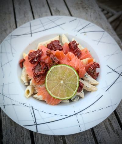 Salade de pâtes et concombre, truite fumée et sauce yaourt aux herbes