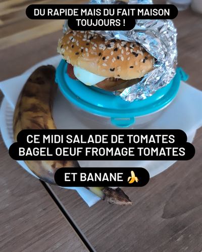 Bagel œuf-fromage-tomate et salade de tomates
