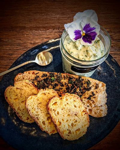 Verrine mousse d'artichaut et crabe, tartines au persil