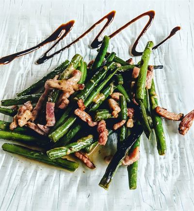 Poêlée de haricots verts frais, lardons et parmesan
