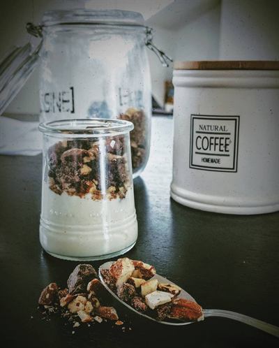 Verrine fromage blanc et granola maison chocolat-cranberries
