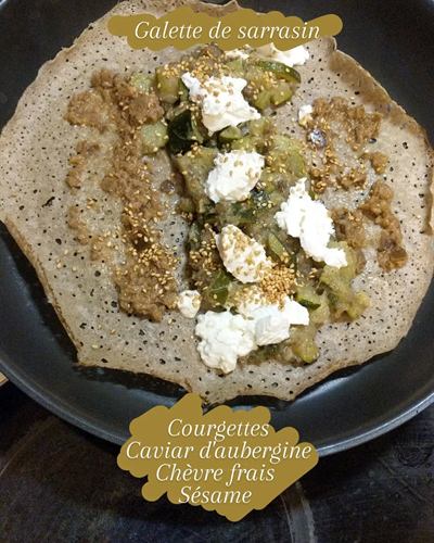 Galette de sarrasin courgettes, caviar d'aubergine et chèvre